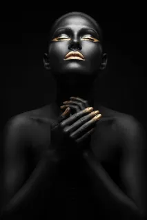 手放在脖子上的黑美女