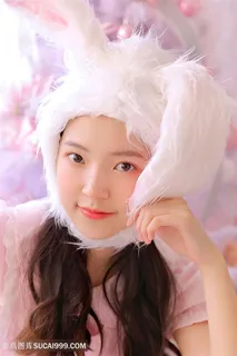 戴着兔子头套的清纯女生图片