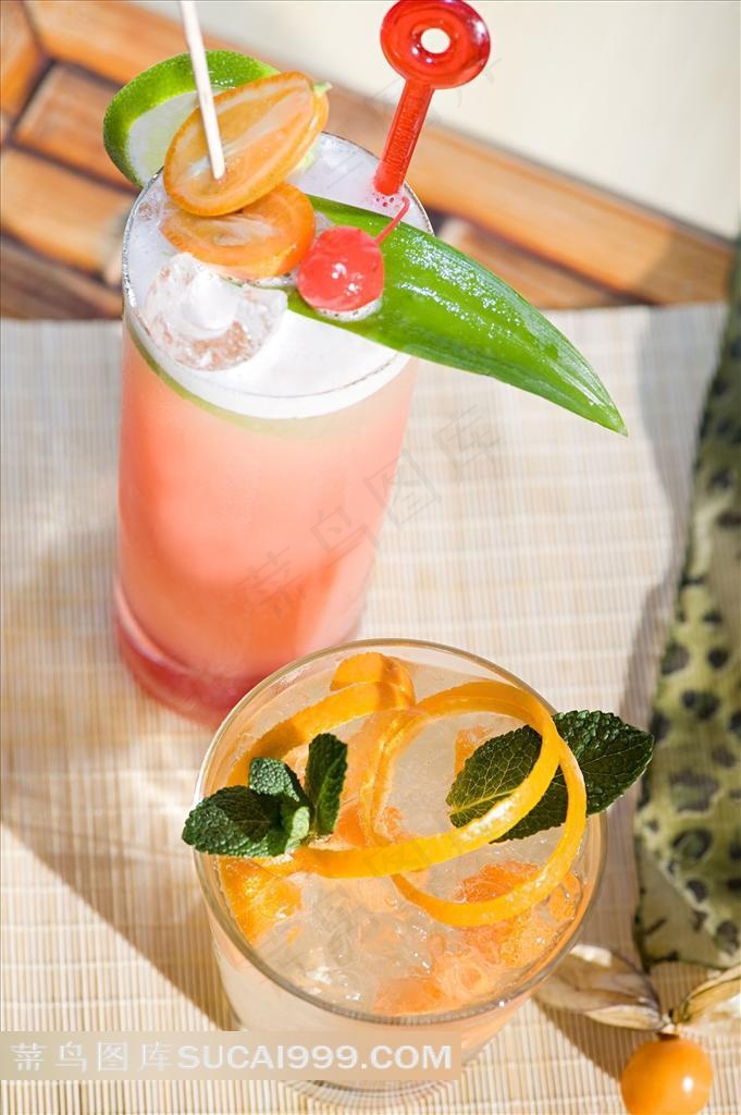 鲜榨果汁喝鸡尾酒高清图片