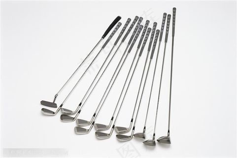 运动用品-摆成一排的高尔夫球杆特写