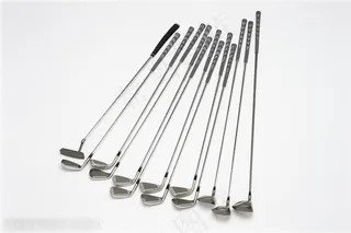 运动用品-摆成一排的高尔夫球杆特写