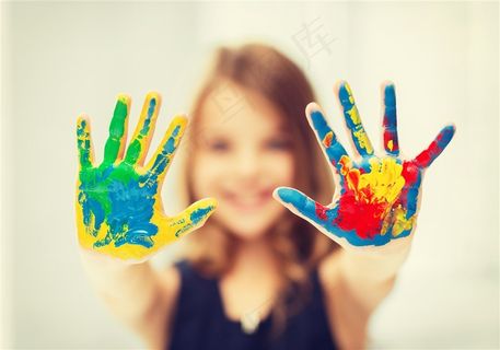 双手沾满颜料的小女孩高清图片儿童图片