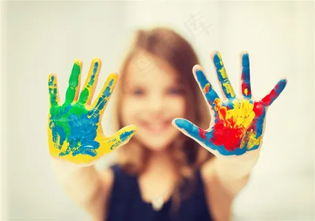 双手沾满颜料的小女孩高清图片儿童图片