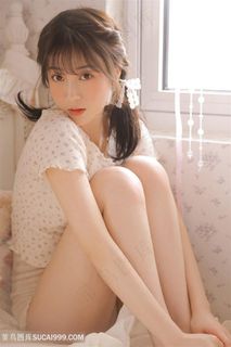 坐在窗户边的清纯女生写真
