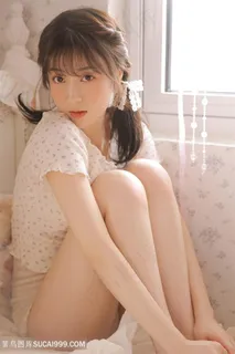 坐在窗户边的清纯女生写真