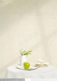 干净的餐具和两朵漂亮的小花