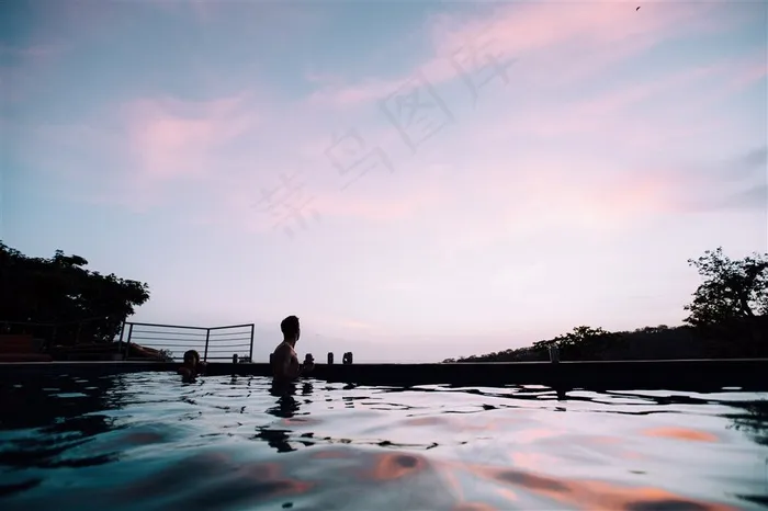 夕阳温泉中的人们