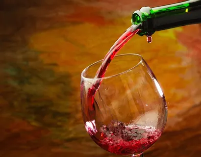红酒倒入杯中 红酒倒入杯中
