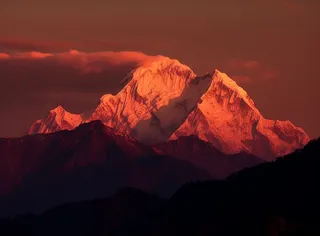 尼泊尔日落时的一座大山峰，日照金山风格摄影图壁纸