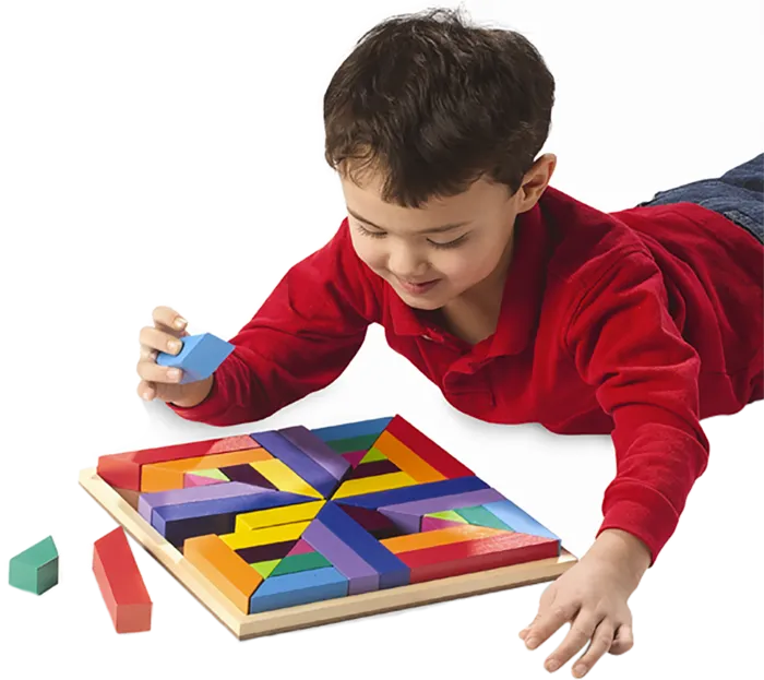 孩子玩拼图