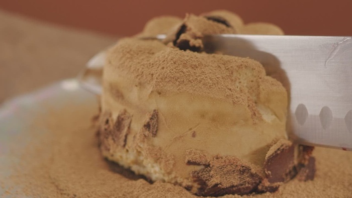 切一个小巧克力蛋糕