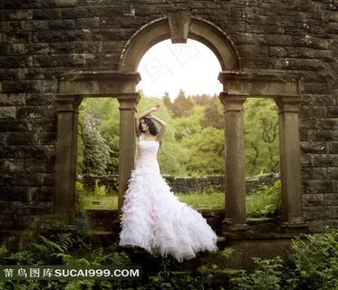废弃古堡中穿白色婚纱的美女