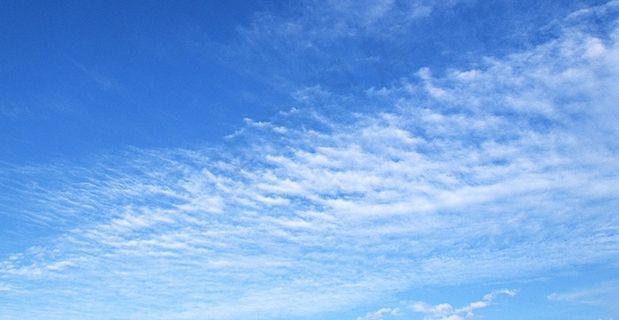 蓝天上的鱼鳞云