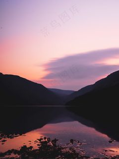 紫色唯美湖泊风景图片