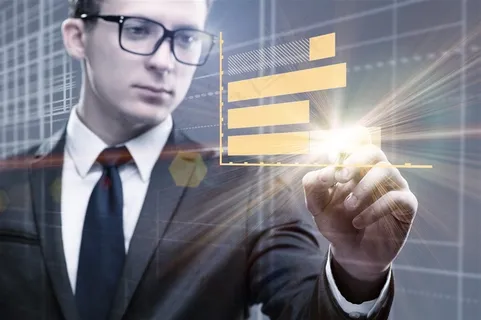 商务型男面前的数据分析图