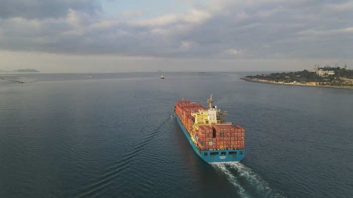 货船在海中航行