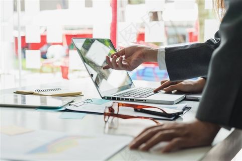 正在使用苹果笔记本电脑工作的商务场景高清图片