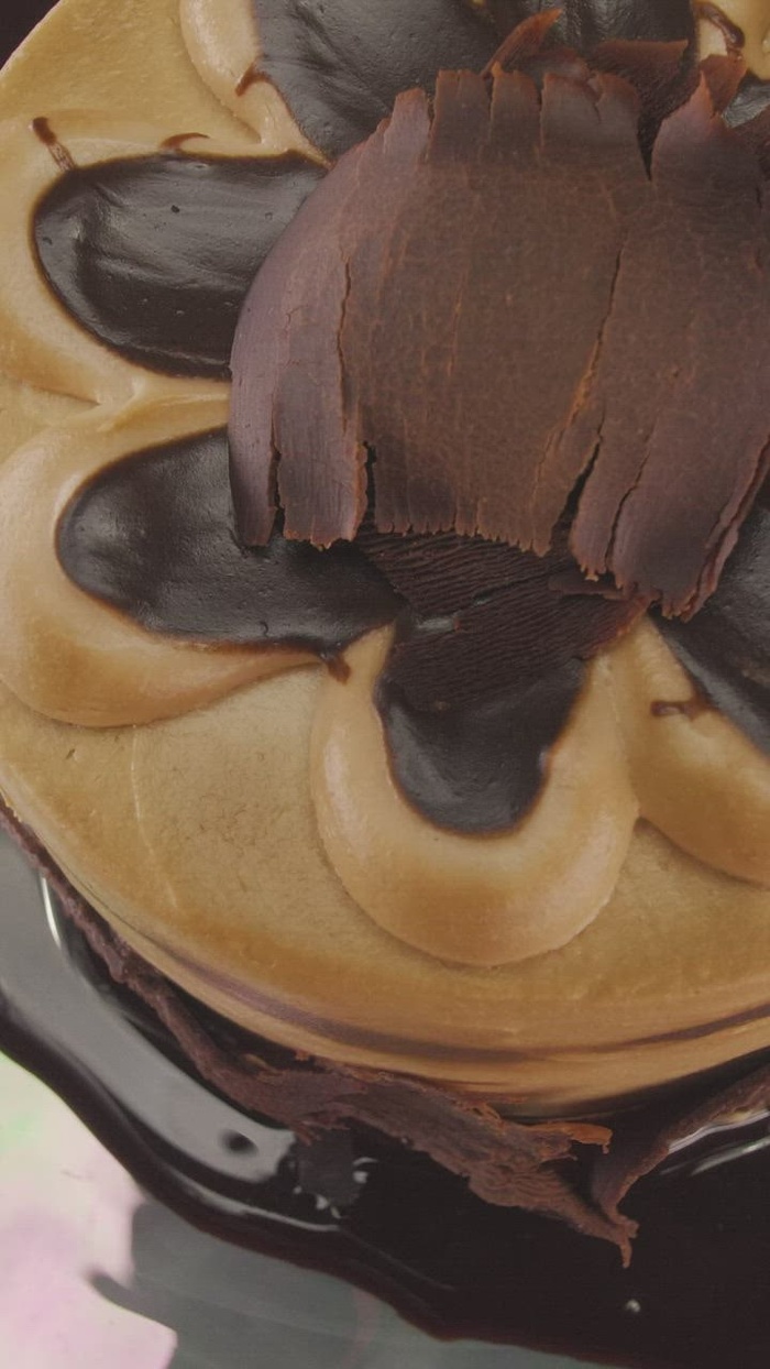 从上方看到的缓慢旋转的巧克力蛋糕