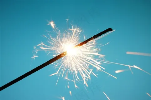 棍子上闪耀的烟花高清图片