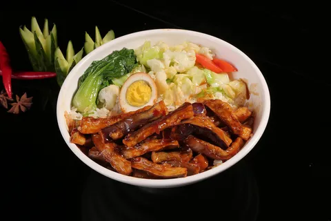 鱼香茄子(2)餐饮快餐盖浇饭产品成品高清大图黑底圆盘 鱼香茄子(2)餐饮快餐盖浇饭产品成品高清大图黑底圆盘