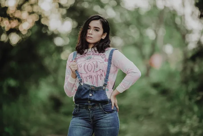 背带裤女生图片