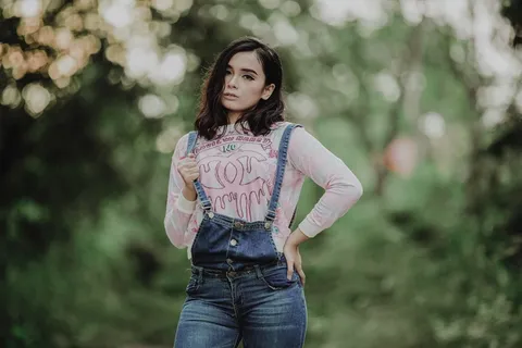 背带裤女生图片 背带裤女生图片