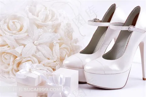 高跟鞋和戒指高清图片