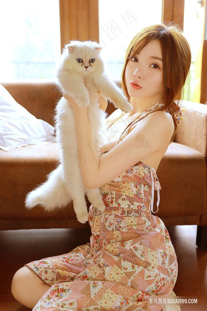 抱着猫的漂亮美女糯美子清纯美女网红写真图片