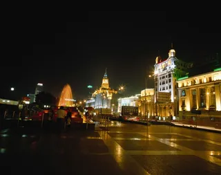 夜空下城市中的灯光