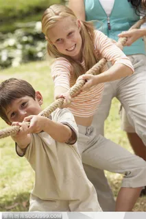 幸福家庭-外国家庭正在玩拔河比赛的游戏