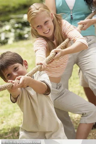 幸福家庭-外国家庭正在玩拔河比赛的游戏