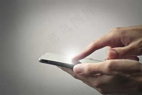 双手拿着一个手机 双手拿着一个手机