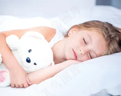 抱着玩具熊睡觉的女孩儿童图片 抱着玩具熊睡觉的女孩儿童图片