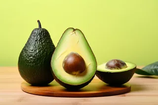 切开的牛油果水果摄影图