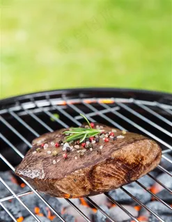 在烧烤炉上烤制的牛排摄影高清图片 在烧烤炉上烤制的牛排摄影高清图片