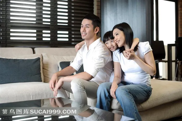 坐在沙发上的幸福家庭摄影高清图片