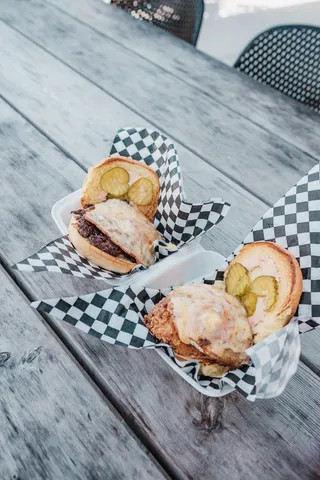 黄色美味汉堡摄影素材