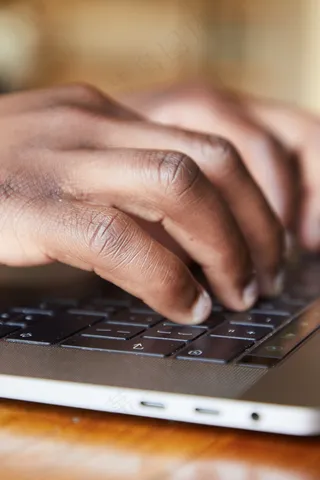 手指敲击笔记本键盘图片