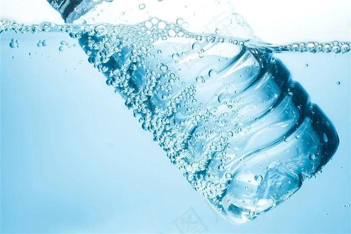 粘附在纯净水瓶上面的气泡