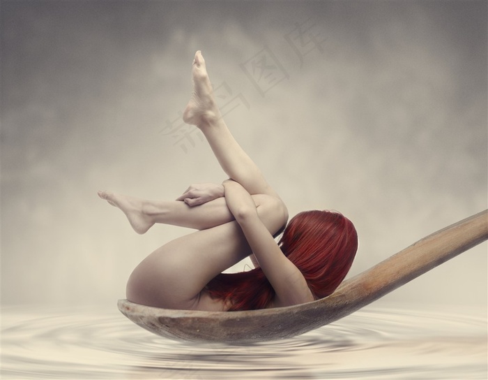 木勺里的美女创意高清图片