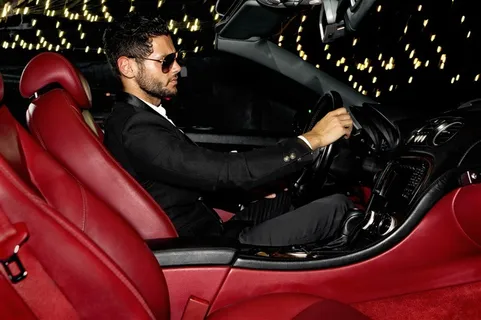 坐在汽车里的男士高清图片