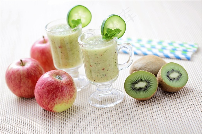温馨家居鲜榨苹果奇异果果汁奶昔和吸管