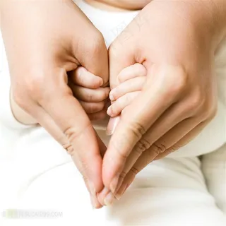 母亲和婴儿系列 - 呵护宝宝小手的大手