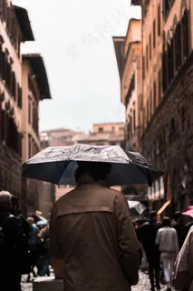 男人撑伞背影图片 男人撑伞背影图片