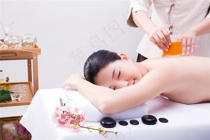 在做火山石的美女摄影图