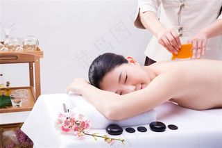 在做火山石的美女摄影图