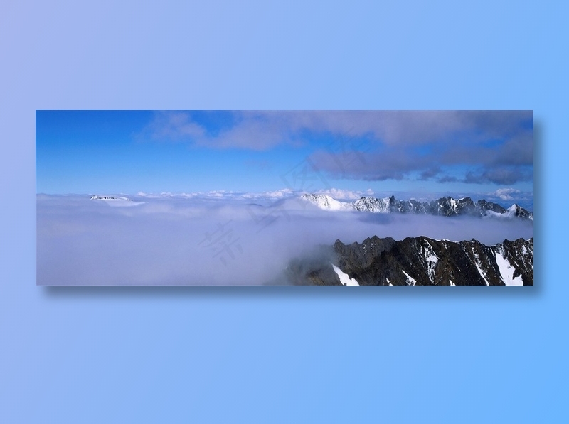 迷雾山峦风景画