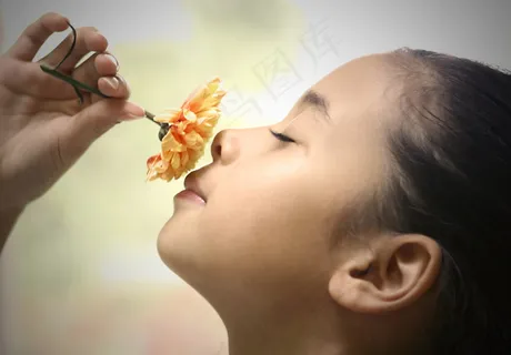 闭眼闻着花香的女孩图片