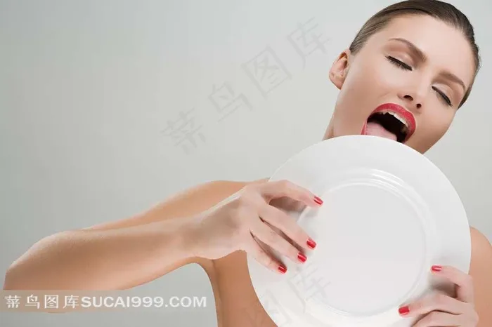 拿盘子的性感美女