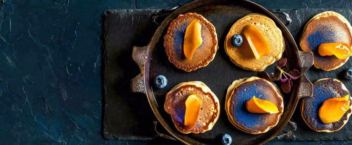 美食简约烤饼蛋糕，巧克力水果橙子摄影图(1712x704)